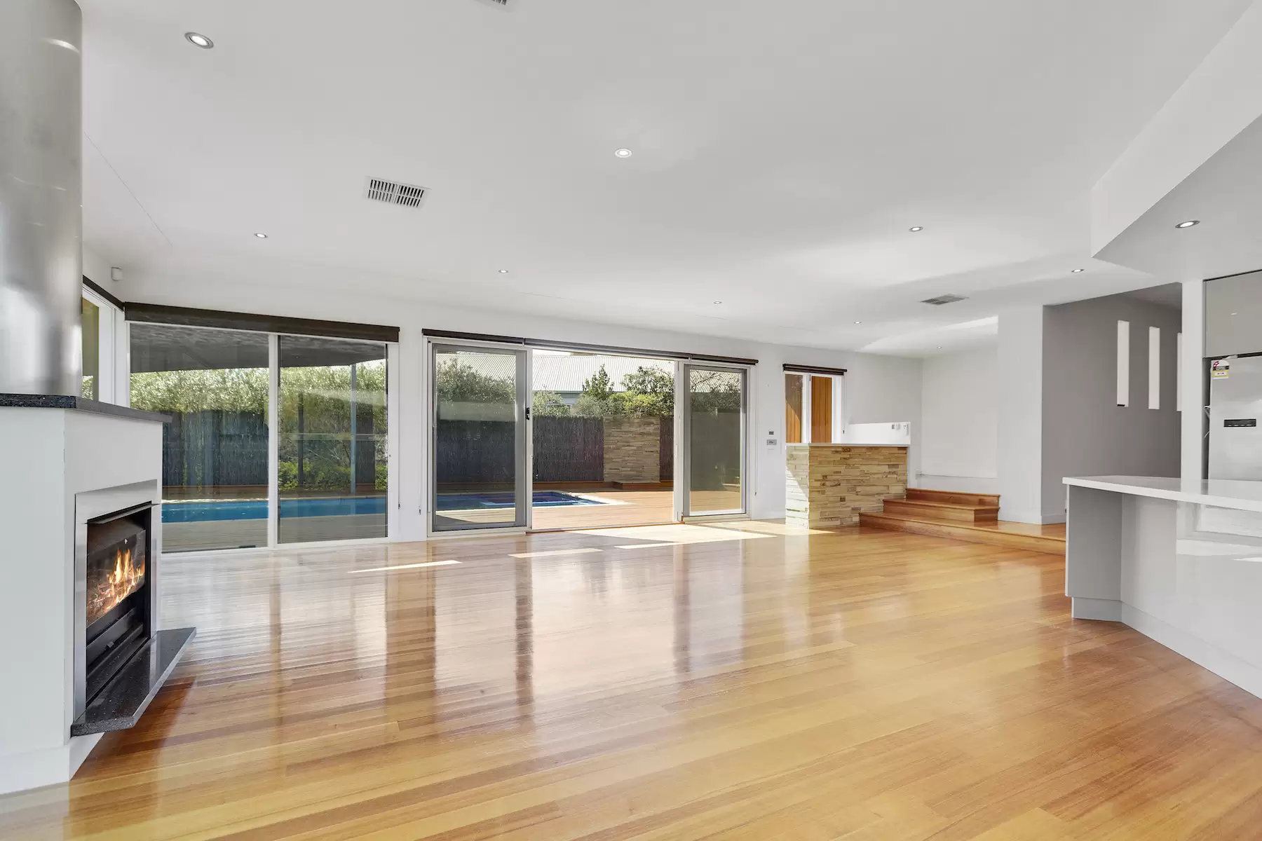 16 Lawrance Grove, Portsea Sold by Melbourne Sotheby's International Realty - image 2