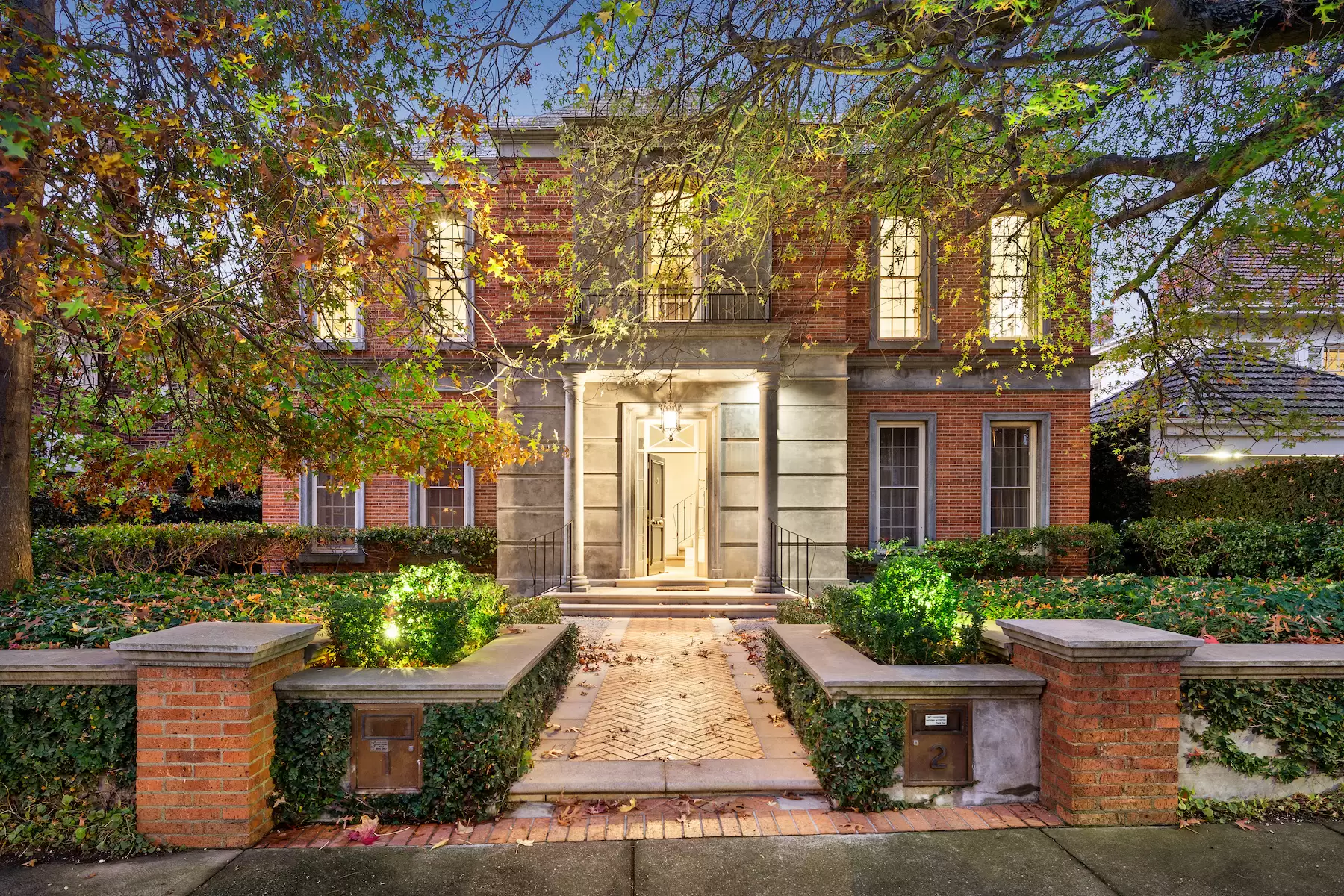 2/3 Huntingfield Road, Toorak Sold by Melbourne Sotheby's International Realty - image 1