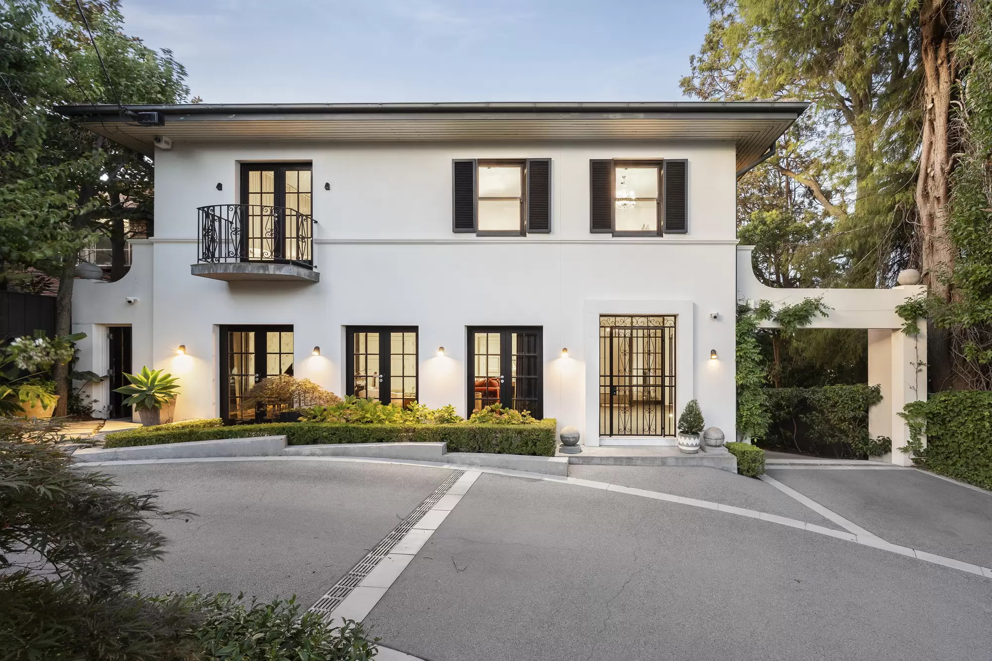 5 Tyalla Crescent, Toorak For Sale by Melbourne Sotheby's International Realty - image 2